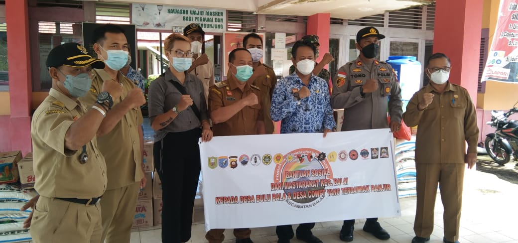 Wakil Bupati Sanggau Menyerahkan Bantuan bagi Masyarakat di Kec. Balai