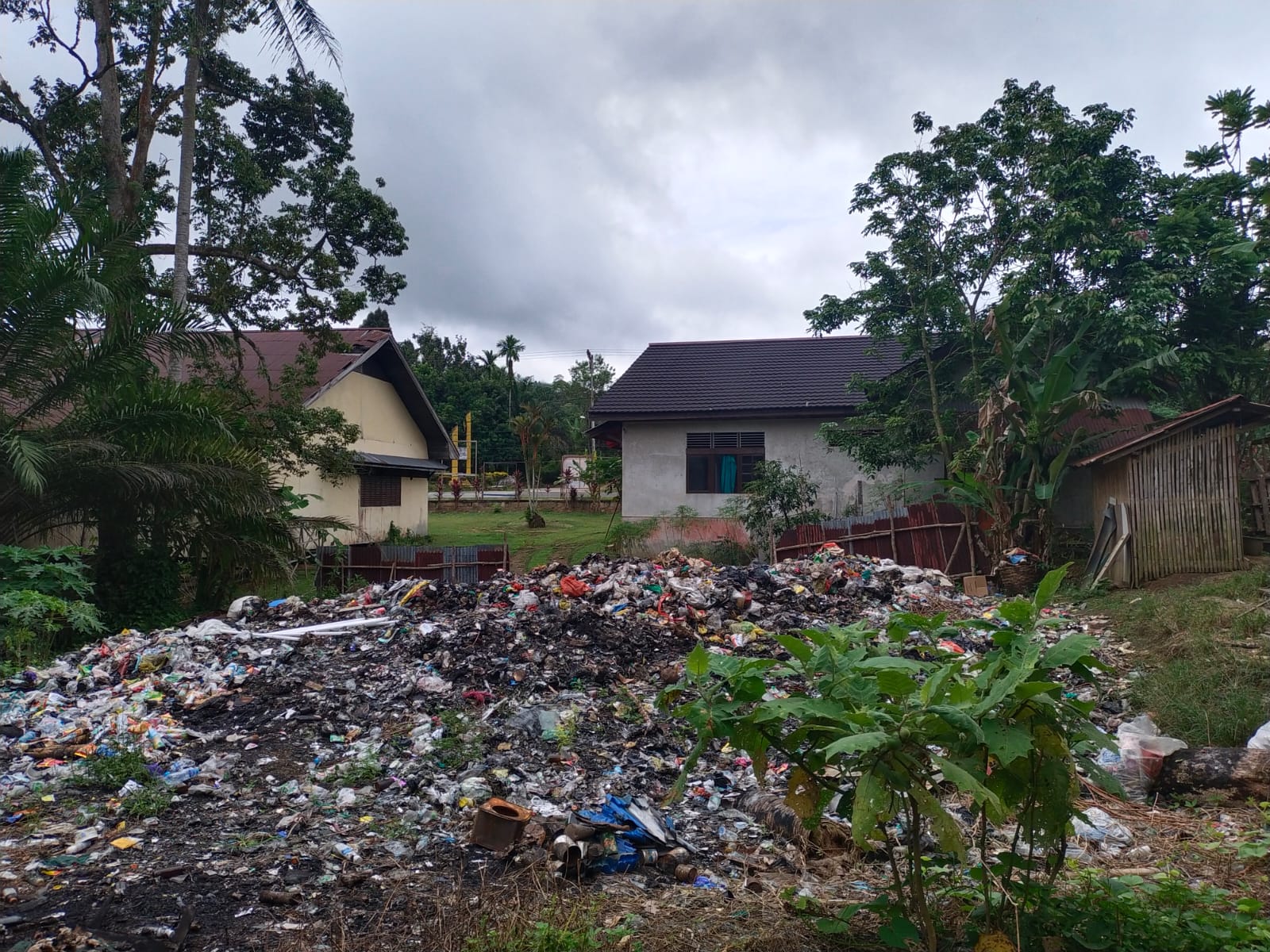 TPA Sampah di belakang Rumah Dinas Camat